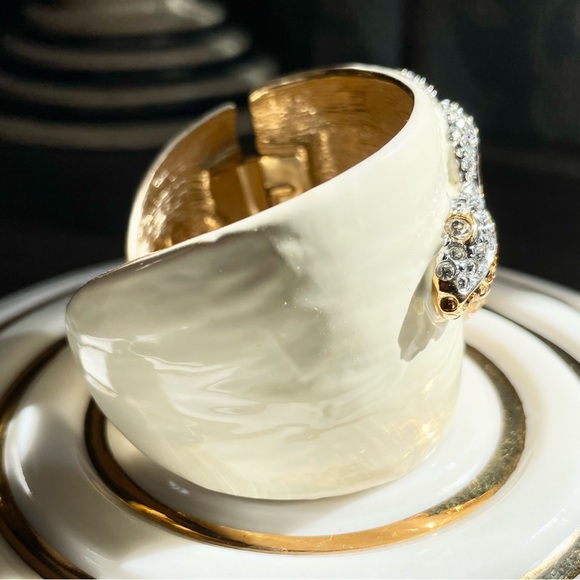 STUNNING😍 KJL Cuff Bracelet w Crystal Covered Serpent - Picture 5 of 7